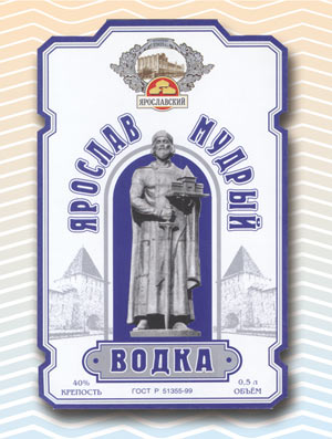 На этикетку помещена полутоновая фотография памятника Ярославу Мудрому, хотя лучше бы смотрелся штриховой стиль 
